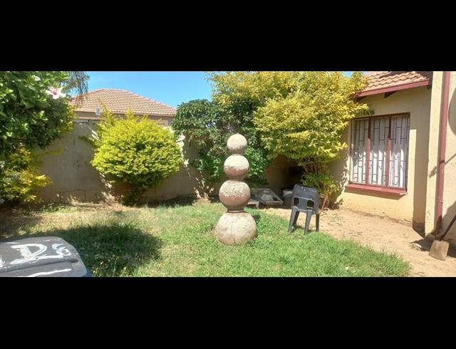 3 BEDROOM HOUSE FOR SALE IN COSMO CITY